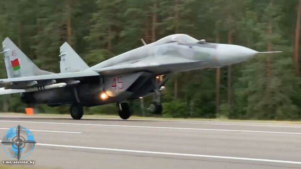 Военные самолеты посадили на трассу М1 - Sputnik Беларусь