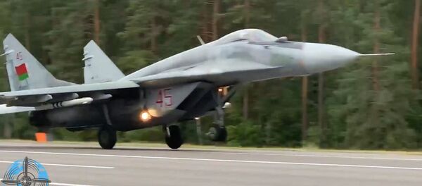 Военные самолеты посадили на трассу М1 - Sputnik Беларусь