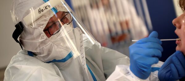 Тесты на коронавирус проводят на автовокзале Берлина Тесты на коронавирус проводят на автовокзале Берлина - Sputnik Беларусь