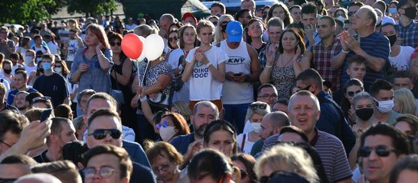 Участники несанкционированной акции в Киевском сквере - Sputnik Беларусь