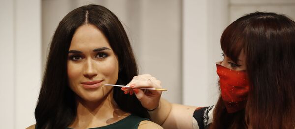 Художник работает над восковой фигурой Меган Маркл Художник работает над восковой фигурой Меган Маркл - Sputnik Беларусь