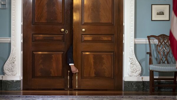 Дверь перед местом для СМИ в Государственном департаменте. в Вашингтоне - Sputnik Беларусь