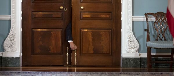 Дверь перед местом для СМИ в Государственном департаменте. в Вашингтоне - Sputnik Беларусь