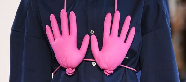 Модель во время Недели моды в Нью-Йорке - 2020 - Sputnik Беларусь