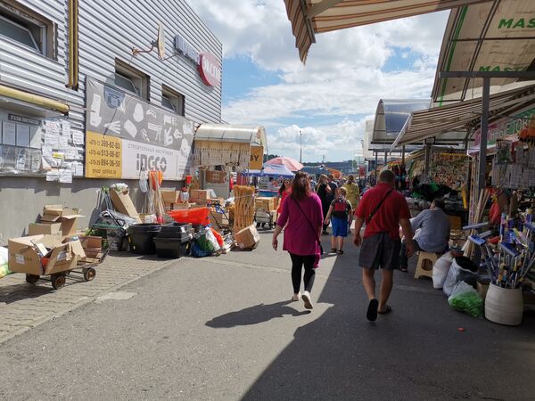 Товара нет, клиенты идут: как на рынках и в ТЦ переживают пандемию COVID-19 - Sputnik Беларусь