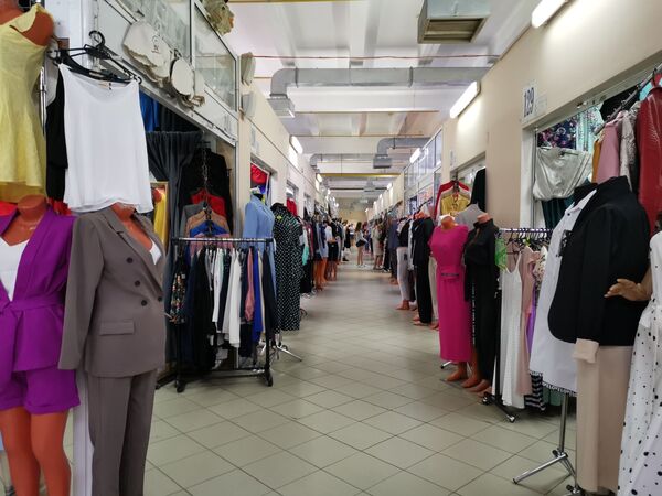 Товара нет, клиенты идут: как на рынках и в ТЦ переживают пандемию COVID-19 - Sputnik Беларусь