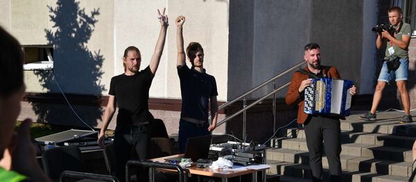 Диджеи, включившие песню Цоя на празднике допобразования - Sputnik Беларусь