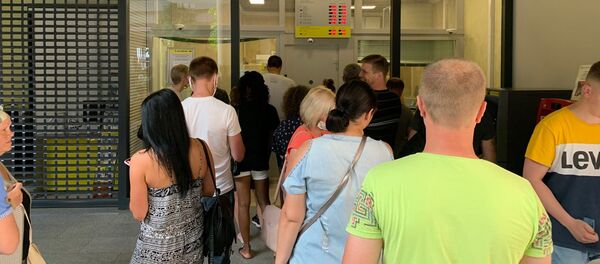 Граждане у обменного пункта - Sputnik Беларусь