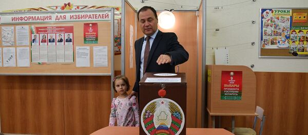 Досрочное голосование премьер-министра Романа Головченко - Sputnik Беларусь