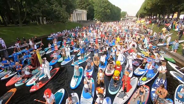 В костюме и с веслом: фестиваль SUP-серфинга прошел в Санкт-Петербурге - Sputnik Беларусь