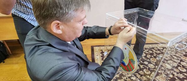 Процедура опечатывания урны - Sputnik Беларусь