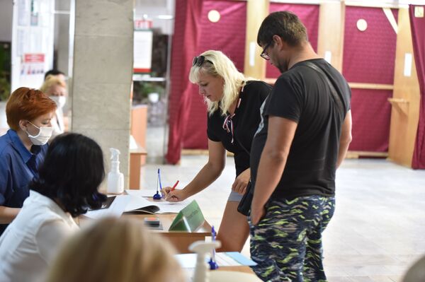 Разве это рано: в Гомеле пенсионеры пришли за полчаса до открытия участка - Sputnik Беларусь