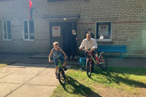 Кандидат в президенты Андрей Дмитриев приехал с сыном на велосипедах - Sputnik Беларусь