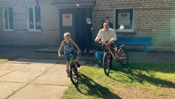 Кандидат в президенты Андрей Дмитриев приехал с сыном на велосипедах - Sputnik Беларусь