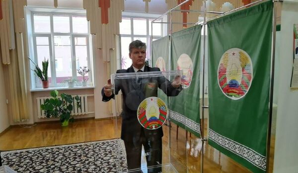 Губернатор Витебской области проголосовал за мирную Беларусь - Sputnik Беларусь