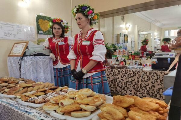 Губернатор Витебской области проголосовал за мирную Беларусь - Sputnik Беларусь