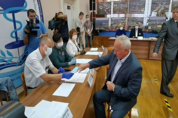 Губернатор Витебской области проголосовал за мирную Беларусь - Sputnik Беларусь