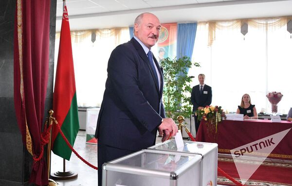 Александр Лукашенко проголосовал на выборах президента Беларуси Александр Лукашенко проголосовал на выборах президента Беларуси - Sputnik Беларусь