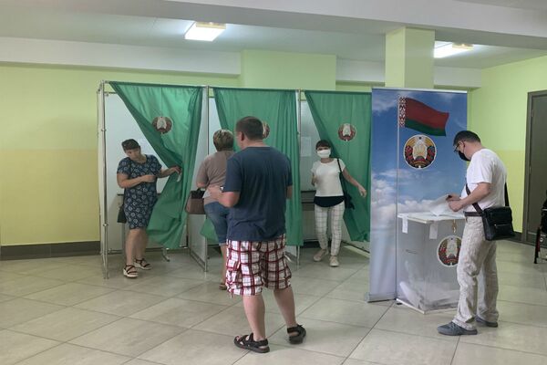 Шторки в кабинках и свои ручки: как начались выборы президента в Гродно Шторки в кабинках и свои ручки: как начались выборы президента в Гродно - Sputnik Беларусь