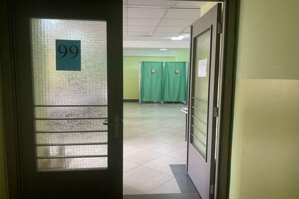 Шторки в кабинках и свои ручки: как начались выборы президента в Гродно Шторки в кабинках и свои ручки: как начались выборы президента в Гродно - Sputnik Беларусь