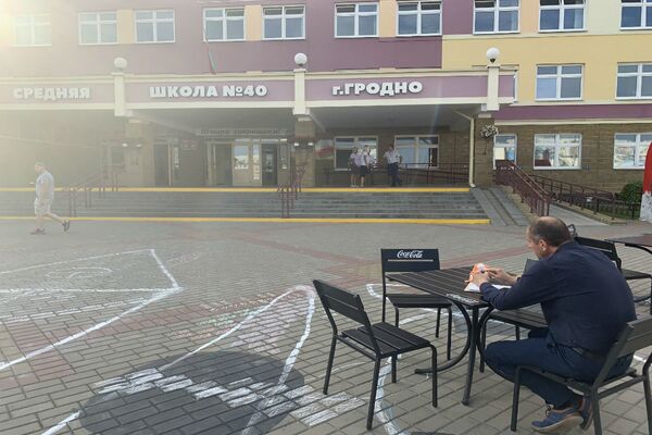 Шторки в кабинках и свои ручки: как начались выборы президента в Гродно Шторки в кабинках и свои ручки: как начались выборы президента в Гродно - Sputnik Беларусь
