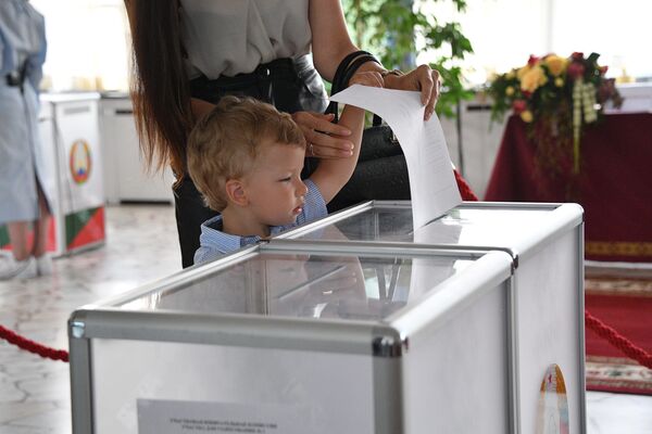 Голосование на избирательном участке в Минске на выборах президента Беларуси - Sputnik Беларусь