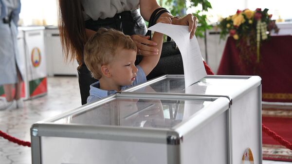 Голосование на избирательном участке в Минске на выборах президента Беларуси - Sputnik Беларусь