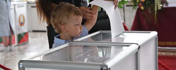 Голосование на избирательном участке в Минске на выборах президента Беларуси - Sputnik Беларусь