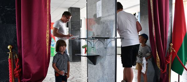 Мужчины голосуют на выборах президента Беларуси на избирательном участке в Минске Мужчины голосуют на выборах президента Беларуси на избирательном участке в Минске - Sputnik Беларусь