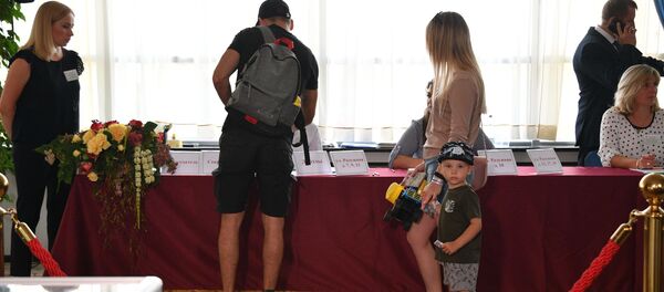 Во время голосования на избирательном участке №1 на президентских выборах 2020 года - Sputnik Беларусь