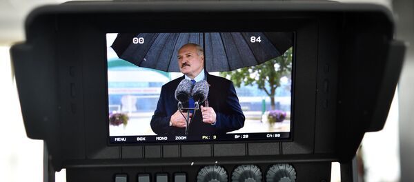 Александр Лукашенко на избирательном участке пообщался с журналистами - Sputnik Беларусь