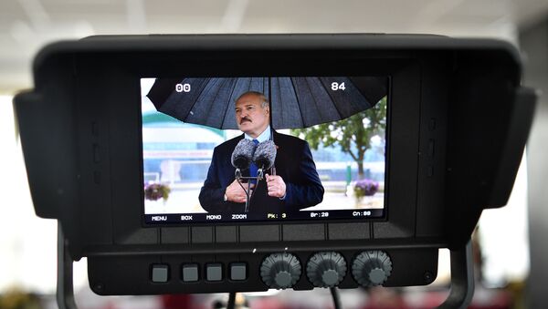 Александр Лукашенко на избирательном участке пообщался с журналистами - Sputnik Беларусь