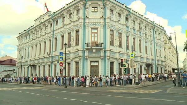 Выборы президента Беларуси: очередь у посольства в Москве – видео - Sputnik Беларусь
