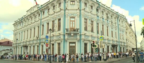 Выборы президента Беларуси: очередь у посольства в Москве – видео - Sputnik Беларусь