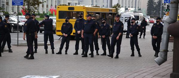 ОМОН перекрыл для пешеходов проспект Независимости - Sputnik Беларусь