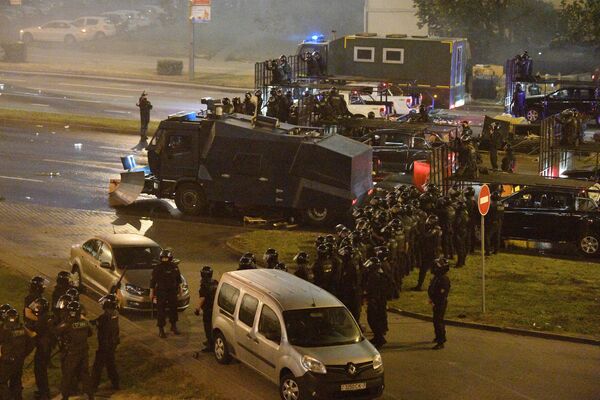 Боец ОМОНа о протестах 9 августа: никогда не поверю, что это была мирная акция Боец ОМОНа о протестах 9 августа: никогда не поверю, что это была мирная акция - Sputnik Беларусь