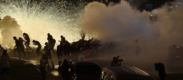 Над проспектом Машерова стоял густой дым от свето-дымовых шашек - Sputnik Беларусь