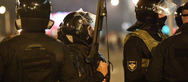 ОМОН использовал помповое ружье в разгоне протестующих - Sputnik Беларусь