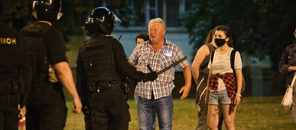 Люди пытались разговаривать с бойцами ОМОН - Sputnik Беларусь