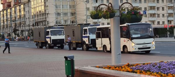 Автозаки в Витебске 9 августа - Sputnik Беларусь