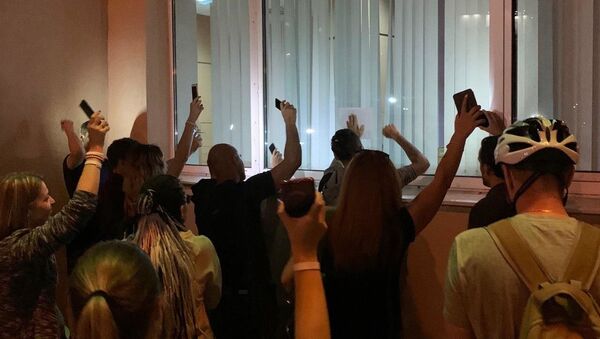 После закрытия избирательного участка в Минске в районе Зеленый луг независимые наблюдатели пытаются наблюдать за подсчетом голосов - Sputnik Беларусь