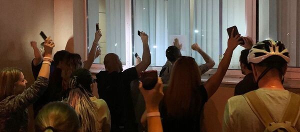 После закрытия избирательного участка в Минске в районе Зеленый луг независимые наблюдатели пытаются наблюдать за подсчетом голосов - Sputnik Беларусь