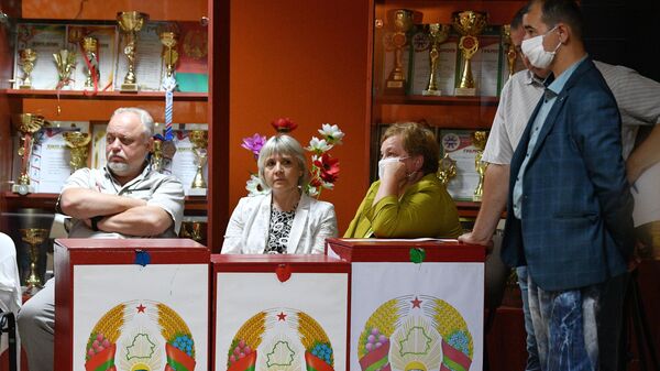 Наблюдатели во время подсчёта голосов на избирательном участке, архивное фото - Sputnik Беларусь