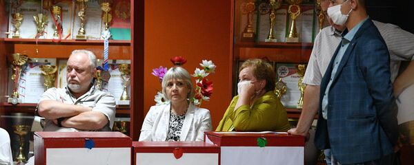 Наблюдатели во время подсчёта голосов на избирательном участке в Минске - Sputnik Беларусь