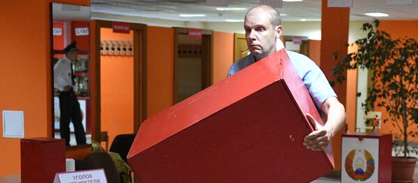 Член участковой избирательной комиссии во время подсчёта голосов на избирательном участке в Минске - Sputnik Беларусь