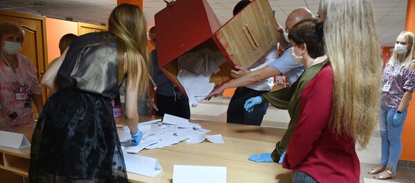 Члены участковой избирательной комиссии во время подсчёта голосов на избирательном участке в Минске - Sputnik Беларусь