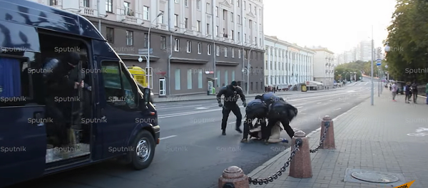 Задержания в Минске в понедельник, видео - Sputnik Беларусь