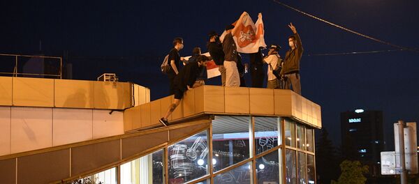 Бело-красно-белый флаг на выходе из станции метро Пушкинская Бело-красно-белый флаг на выходе из станции метро Пушкинская - Sputnik Беларусь