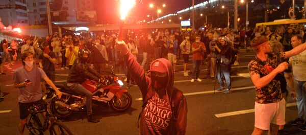 Протестующий с файером у станции метро Пушкинская - Sputnik Беларусь