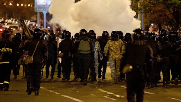 Сотрудники правоохранительных органов во время акции протеста в Минске - Sputnik Беларусь